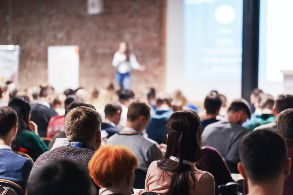Adult,People,At,Conference,Listen,To,Woman,Speaker,Providing,Lecture